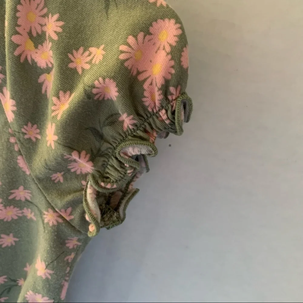 The Children’s Place Girl blouse olive & pink flowers. Size 5/6